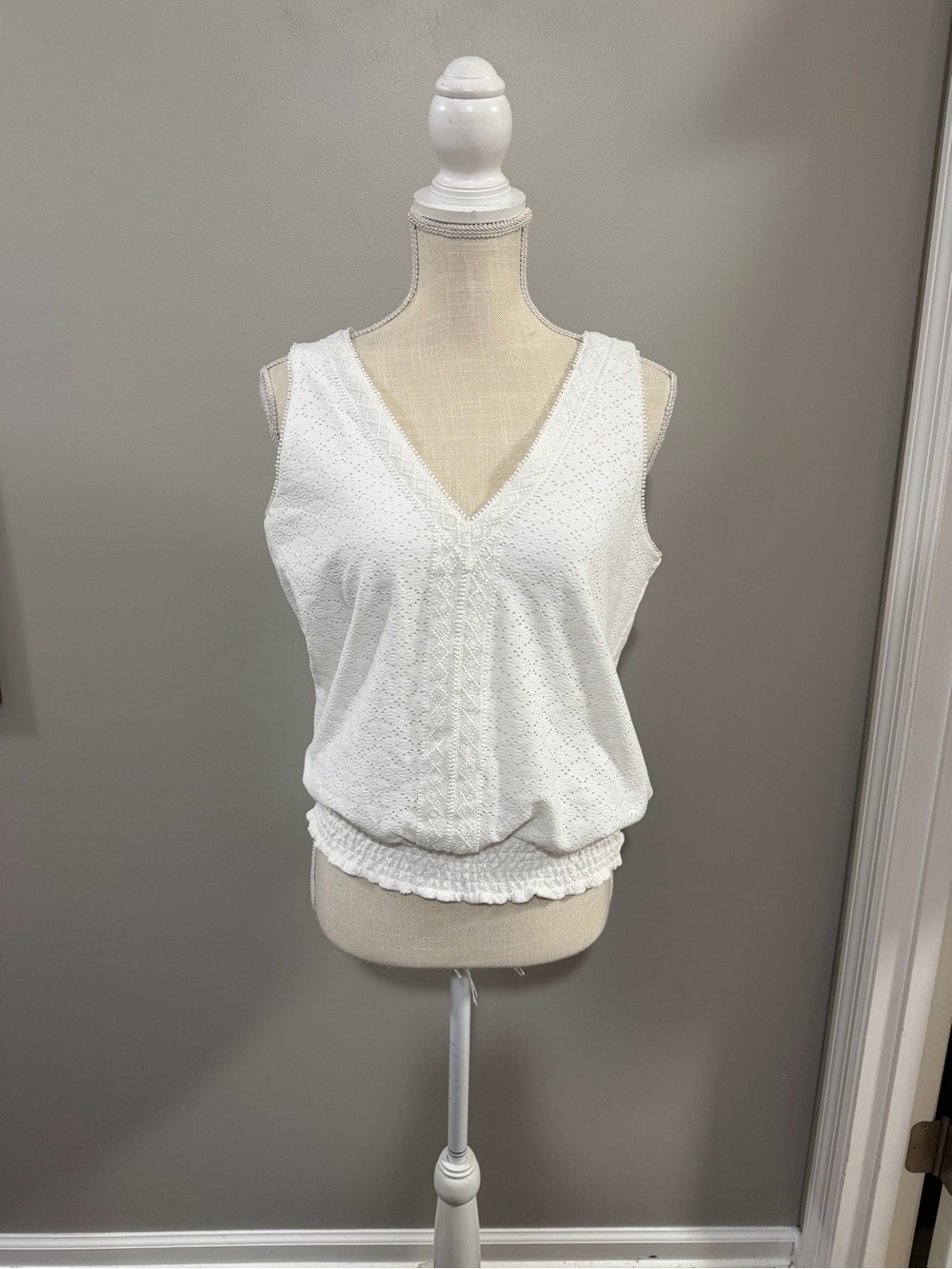 White House Black Market White Eyelet Banded Bottom V-Neck Sleeveless Knit Tank